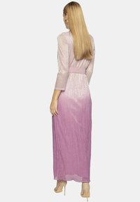 Długa, gradientowa sukienka w odcieniach od jasnego różu do głębokiego fioletu, z teksturowanej tkaniny, z rękawami o długości trzech ćwiartek oraz paskiem w talii.