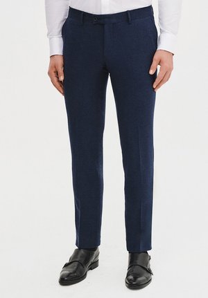 Granatowe, dopasowane spodnie wykonane z teksturowanej tkaniny, o slim fit, z przednimi kieszeniami i pojedynczym zapięciem na guzik w pasie.