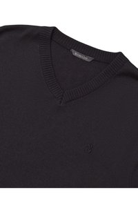 Czarny sweter w serek, wykonany z miękkiego materiału dzianinowego, z prążkowanym kołnierzem i mankietami, z haftowanym logo na piersi.