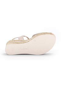 Sandal con zeppa di un leggero beige, dotata di una suola in gomma testurizzata, con design a fasce incrociate e dettagli di cucitura discreti. Nome del marchio impresso sulla suola.