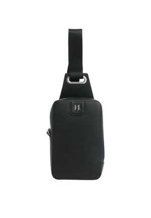Sac bandoulière noir texturé, avec un logo sur le devant, une fermeture éclair latérale et une bandoulière réglable fixée à un anneau argenté, sur fond blanc.