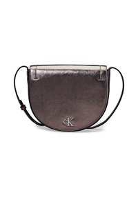Borsa a mano in bronzo metallico arrotondata con finitura liscia, caratterizzata da un logo embossato sottile e una tracolla nera regolabile.