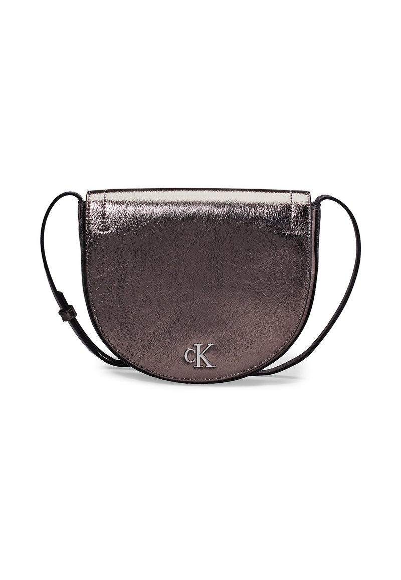 Borsa a mano in bronzo metallico arrotondata con finitura liscia, caratterizzata da un logo embossato sottile e una tracolla nera regolabile.