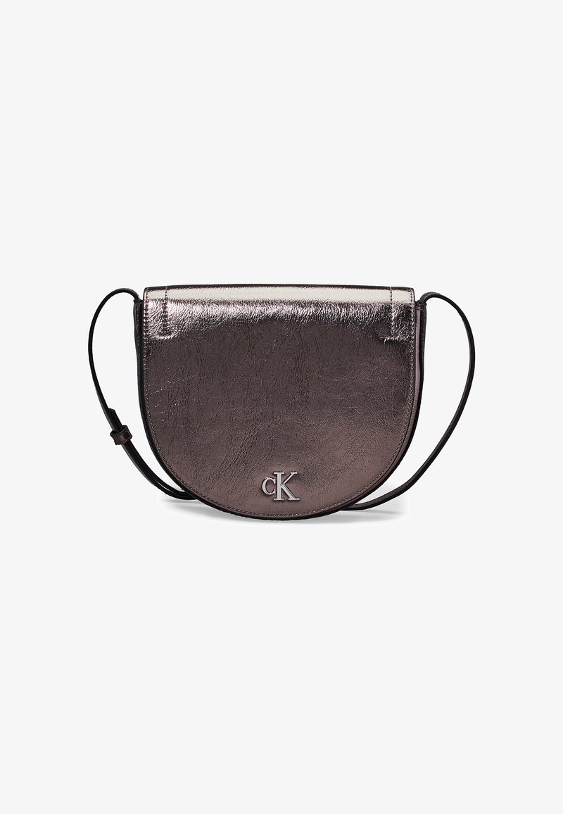 Borsa a mano in bronzo metallico arrotondata con finitura liscia, caratterizzata da un logo embossato sottile e una tracolla nera regolabile.