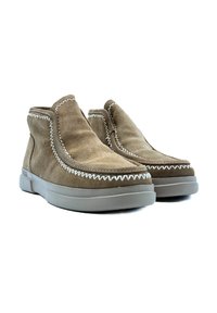 Botas de tobillo de ante marrón con costuras blancas, suelas acolchadas y un diseño redondeado. Presentan una textura suave y una delineación mínima.