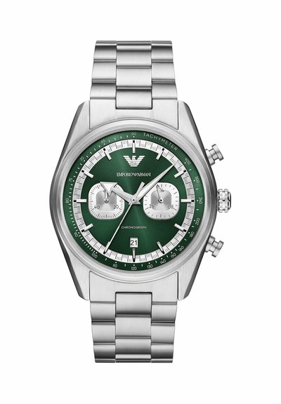 Montre chronographe Emporio Armani en acier inoxydable avec cadran vert, échelle tachymétrique, deux sous-cadrans, guichet date à 6 heures et bracelet à maillons en métal.