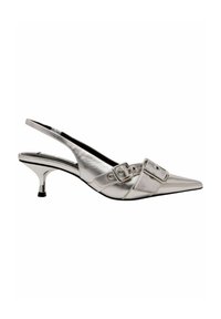 Stříbrné metalické slingback podpatky s špičatou špičkou, dvěma dekorativními přezkami a štíhlým, konturovaným podpatkem pro moderní siluetu.
