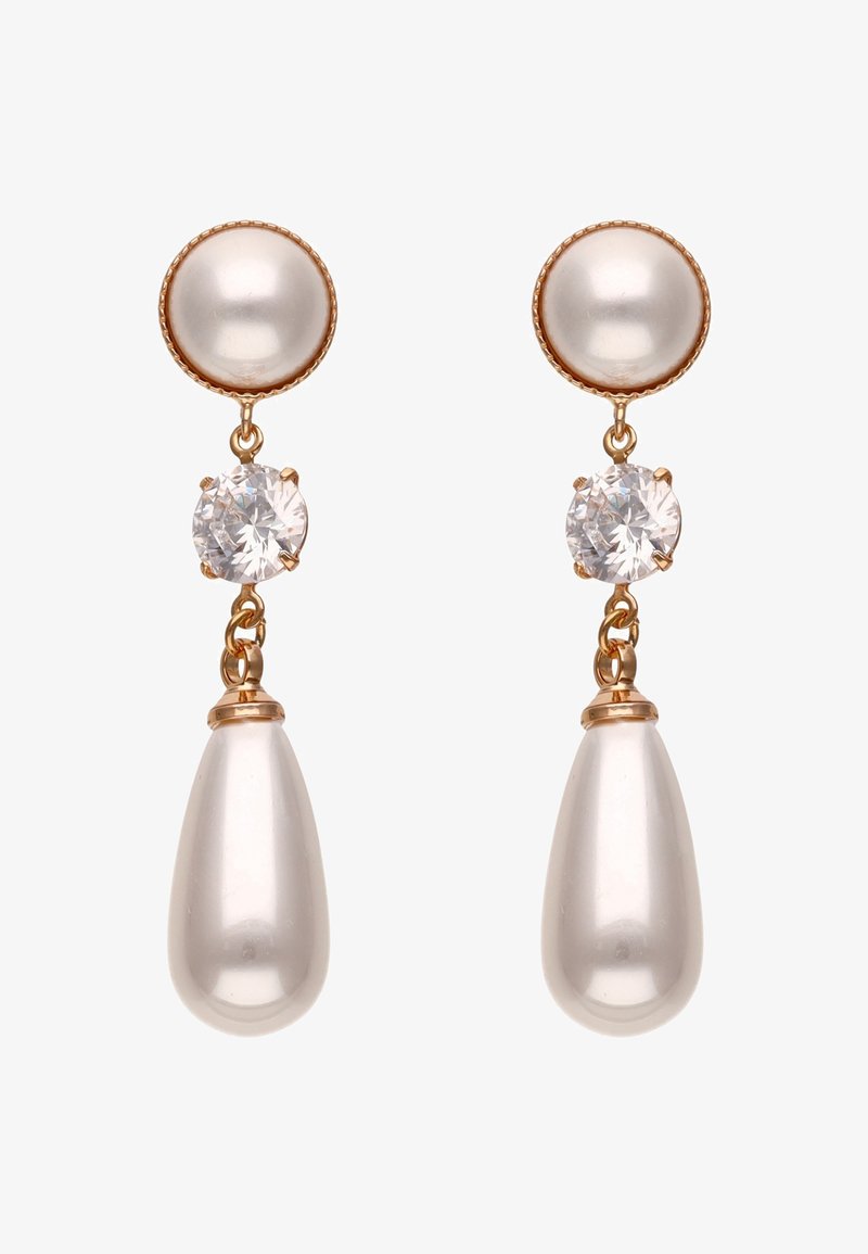 Boucles d'oreilles pendantes en ton or avec un haut orné d'une perle ronde factice, un accent de pierre précieuse taillée transparente, et un pendentif en forme de larme avec une perle factice.