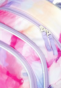 Batoh s akvarelovým vzorem v růžové a fialové barvě, s levandulovými zipy, bílými akcenty a hladkým povrchem.