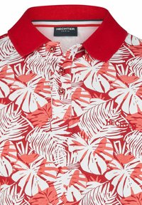Rood en witte polo met korte mouwen met een tropisch bladmuster, voorzien van een rode gebreide kraag en een knoopsluiting met drie knopen. Merklabel zichtbaar.