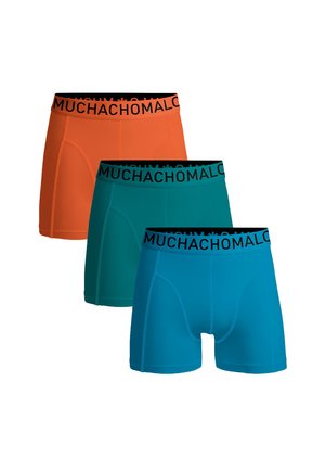 Drei Paare Boxer-Shorts in lebhaften Farben: Orange, Türkis und Teal. Jede hat einen schwarzen Bund mit dem "MUCHACHOMALO"-Logo. Glatte Textur.