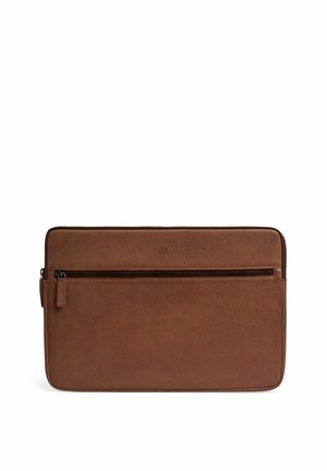 Brun læderlaptop sleeve med lynlåslomme foran og lille præget logo centreret over lommen mod hvid baggrund.
