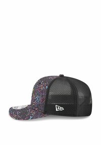 Mütze mit einem bunten gepunkteten Muster in Schattierungen von Rosa, Blau und Lila auf einem schwarzen Grund, ausgestattet mit einem Mesh-Rücken und gesticktem Logo.