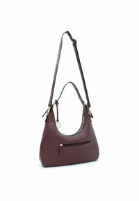 Burgunderfarbene Lederhandtasche mit kurvenförmiger Form, verstellbarem Tragegurt, goldenen Beschlägen und einer Reißverschlusstasche auf der Vorderseite. Glatte Textur mit detaillierter Naht.