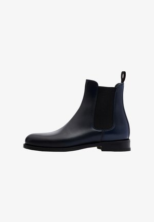 Marineblaue Leder-Chelsea-Boots mit elastischen Seitenpaneelen, abgerundeter Spitze und einer Zuglasche an der Rückseite. Flache Sohle mit einem sauberen Finish.