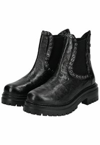 Botas negras hasta el tobillo con un acabado de cuero texturizado, paneles laterales elásticos, ojales de metal y una suela de goma gruesa.