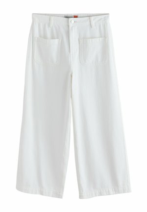 Hvide bukser med brede ben afkortet i midten, med frontlommer i patch-stil, bæltestropper og en knaplukning i taljen.