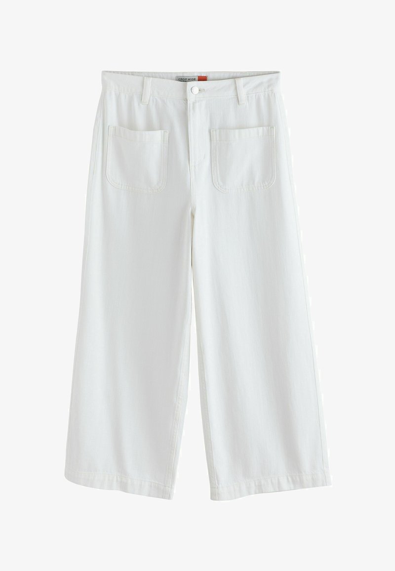 Pantalon blanc ample à jambes larges et longueur raccourcie, avec poches plaquées à l'avant, passants pour ceinture et fermeture par bouton à la taille.