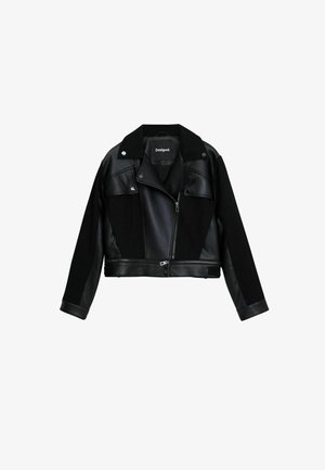 Schwarz geschnittene Jacke aus Leder mit kontrastierenden Stoffeinsätzen, vorderem Reißverschluss und Druckknopf-Details am Kragen und den Taschen.