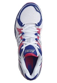 Zapatilla deportiva blanca con detalles en azul, rojo y plata, parte superior de malla, punta redonda, cierre de cordones y plantilla acolchada visible.