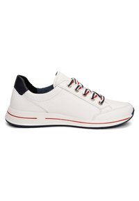 Bílá teniska s nízkým střihem s černou patní záplatou, červenomodře proužkovanými tkaničkami a červeným proužkem na bílé podrážce, boční pohled na bílém pozadí.