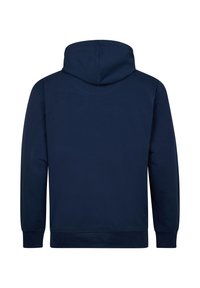 Hanorac bleumarin cu mâneci lungi și buzunar frontal. Are glugă cu șnur, manșete cu nervuri și o textură moale a țesăturii.