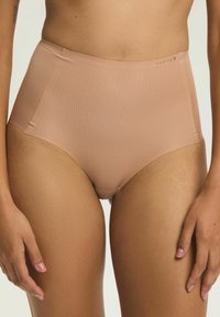 Beżowe majtki z wysokim stanem wykonane z teksturowanej tkaniny. Charakteryzują się gładkim wykończeniem oraz bezszwową konstrukcją z subtelnym logo w pobliżu pasa.