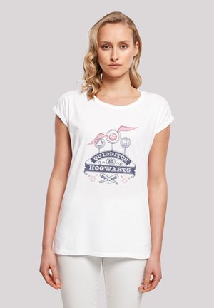Hvit bomull T-skjorte med rullet ermer, prydet med grafisk design av Quidditch-elementer, inkludert staver, baller og tekst i marineblått og rødt.