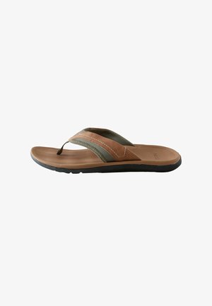 Férfi barna és olívazöld papucs texturált talppal és fekete gumitalppal, oldalnézetben fehér háttér előtt.