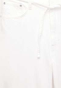 Pantaloni albi din bumbac cu talie ajustabilă, având un buzunar frontal și un material ușor texturat. Culoare solidă, fără modele vizibile.