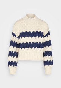 Valkoinen neulepaita, jossa on tummansinisiä vaaka-leikattuja raitoja, ribattu kaulus, hihansuut ja helma.