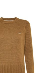 Maglione a costine marrone con scollo rotondo e un piccolo logo bianco sul petto. Presenta un tessuto testurizzato e polsini sagomati.