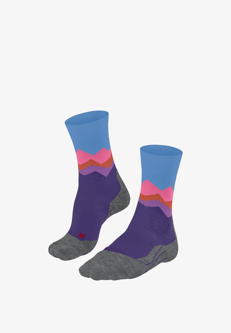 Chaussettes montantes colorées avec un bord bleu, des motifs de montagnes roses et violettes, et un talon et une pointe renforcés gris, fabriquées dans un matériau doux.