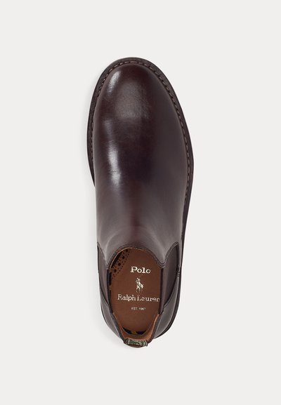 Scarpa slip-on in pelle marrone scuro con punta arrotondata e soletta brandizzata con logo e testo Polo Ralph Lauren.