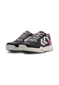 Zwarte en grijze sportschoenen met roze accenten, mesh textuur, rubberen zool en contrasterende witte zigzagpatronen aan de zijkanten.