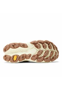 Suela de zapato con una base de color crema y patrones de agarre de goma marrón texturizados. Presenta un logotipo prominente y un diseño de banda de rodadura multidireccional.