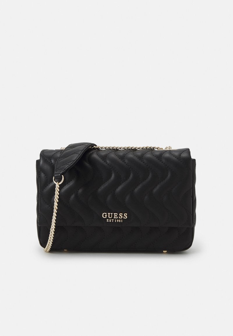 Bolso de mano acolchado negro con herrajes dorados, cadena como asa y detalle de logo. Material texturizado con forma rectangular.