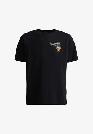 T-shirt noir à manches courtes avec un petit texte jaune et blanc indiquant « Zavetti Canada » et un graphique de feuille d'érable sur le haut gauche de la poitrine.