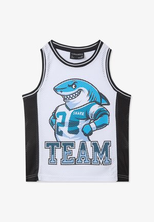 Biały siateczkowy tank top z czarnymi bokami; zdobiony niebieską grafiką w kształcie rekina w stylu kreskówkowym oraz napisem "TEAM" w grubym niebieskim druku, sportowy design.