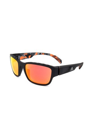Occhiali da sole sportivi neri Adidas con lenti specchiate arancioni e aste interne con motivo mimetico su sfondo bianco.