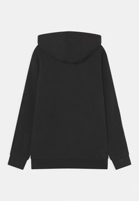 Sweat-shirt à capuche noir avec des manches longues, des poignets et un ourlet côtelés, texture lisse et un design minimaliste sans détails à l'avant.