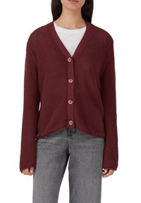 Cárdigan burdeos con un patrón de punto texturizado, cuello en V y botones de madera. Mangas largas y un dobladillo ligeramente corto con un ajuste relajado.