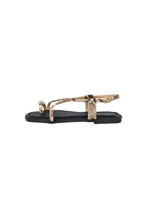 Sandalia plana con suela negra y tiras beige con textura de piel de serpiente, con lazo para el dedo y hebilla ajustable en el tobillo.