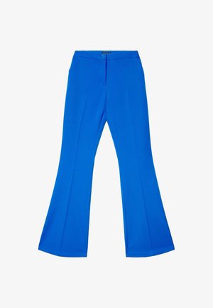 Pantaloni blu a zampa d'elefante in tessuto liscio, con chiusura frontale a bottone e due tasche laterali. Vestibilità sartoriale con ampia apertura della gamba.