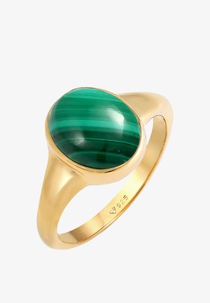 Złoty pierścionek z owalnym kamieniem malachitu w zielono-czarnych paskach, o gładkiej powierzchni, z obrączką oznaczoną "925" dla srebra sterlingowego.