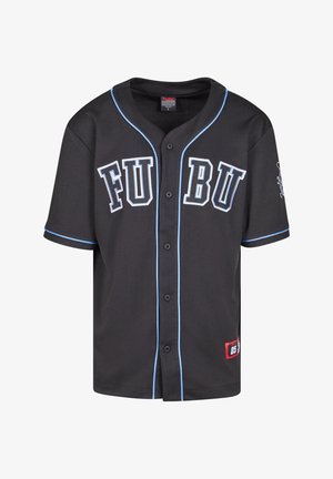 Sort baseballtrøje med blå detaljer, prydet med "FUBU"-bogstaver på forsiden, en knaplukning og korte ærmer.