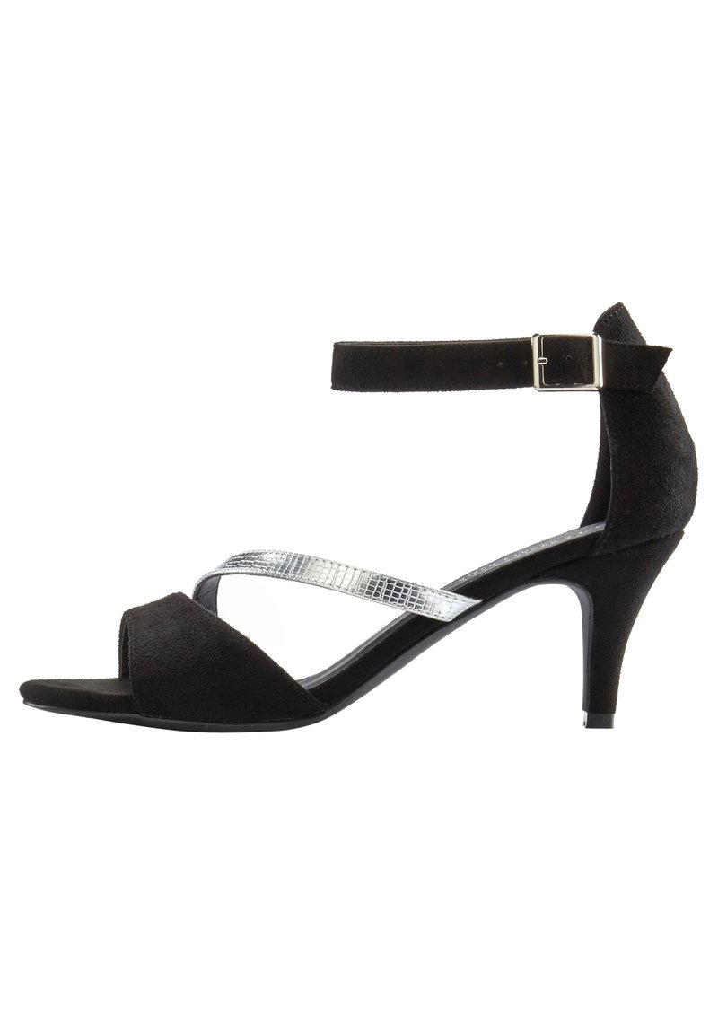 Sandalia de tacón alto de ante negro con una correa texturizada plateada, puntera abierta y hebilla ajustable en el tobillo. Diseño de tacón curvado con una suela lisa.