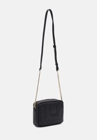 Černá kožená crossbody taška obdélníkového tvaru, s hladkým povrchem, zipovým uzávěrem, řetízkem a nastavitelným popruhem, s jemným embosovaným detailem.