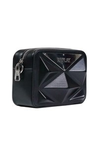 Bolso de cuero negro con un diseño geométrico en relieve. Presenta un zipper plateado y un detalle de marca en el frente. Forma rectangular compacta.