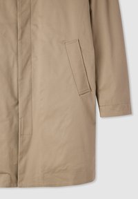 Cappotto beige con design dritto, caratterizzato da una tasca laterale e una superficie liscia e opaca. Il tessuto appare resistente e leggero.